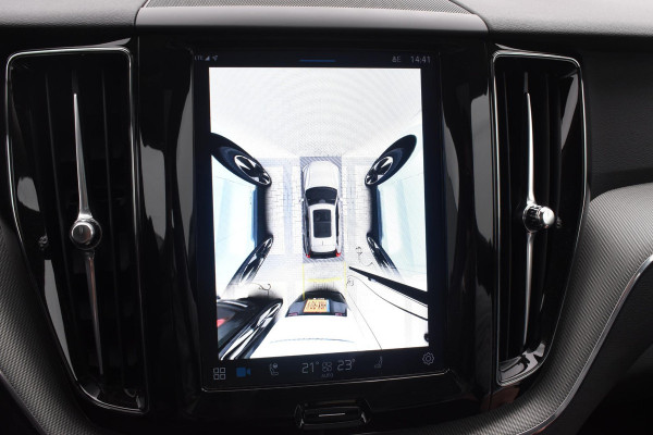 Volvo XC60 T6 350PK Automaat Plug-in Hybrid AWD Plus Dark / Navigatie / 360 Camera / Adaptieve Cruise Control / Stuur & Stoelverwarming / Elektr. Achterklep / Schuifdak / Trekhaak