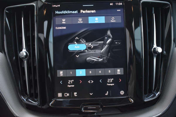 Volvo XC60 T6 350PK Automaat Plug-in Hybrid AWD Plus Dark / Navigatie / 360 Camera / Adaptieve Cruise Control / Stuur & Stoelverwarming / Elektr. Achterklep / Schuifdak / Trekhaak