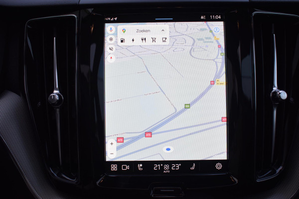 Volvo XC60 T6 350PK Automaat Plug-in Hybrid AWD Plus Dark / Navigatie / 360 Camera / Adaptieve Cruise Control / Stuur & Stoelverwarming / Elektr. Achterklep / Schuifdak / Trekhaak