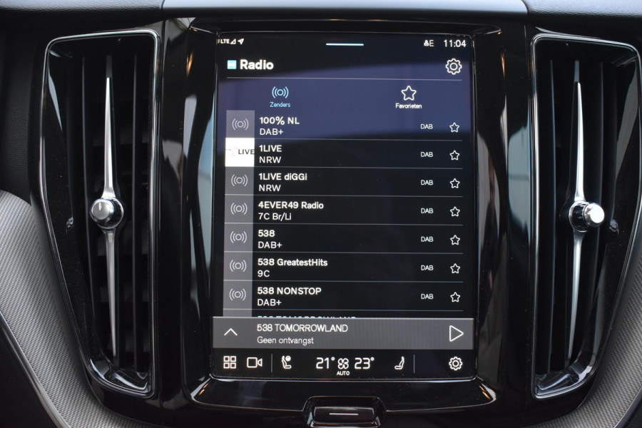 Volvo XC60 T6 350PK Automaat Plug-in Hybrid AWD Plus Dark / Navigatie / 360 Camera / Adaptieve Cruise Control / Stuur & Stoelverwarming / Elektr. Achterklep / Schuifdak / Trekhaak