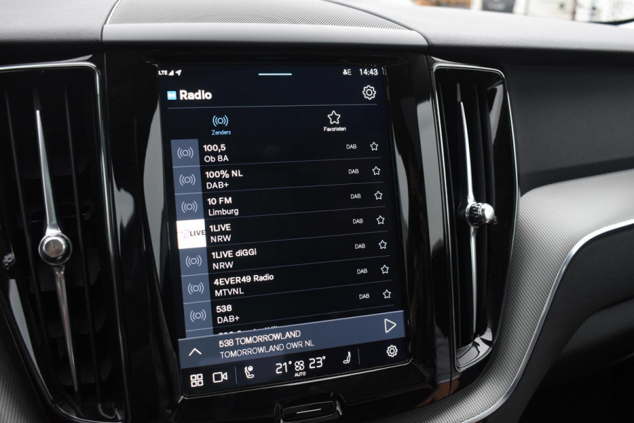 Volvo XC60 T6 350PK Automaat Plug-in Hybrid AWD Plus Dark / Navigatie / 360 Camera / Adaptieve Cruise Control / Stuur & Stoelverwarming / Elektr. Achterklep / Schuifdak / Trekhaak