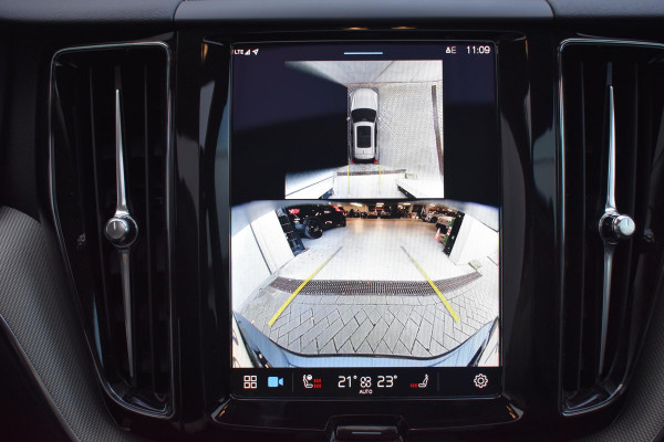 Volvo XC60 T6 350PK Automaat Plug-in Hybrid AWD Plus Dark / Navigatie / 360 Camera / Adaptieve Cruise Control / Stuur & Stoelverwarming / Elektr. Achterklep / Schuifdak / Trekhaak