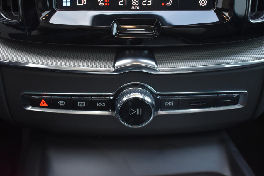 Volvo XC60 T6 350PK Automaat Plug-in Hybrid AWD Plus Dark / Navigatie / 360 Camera / Adaptieve Cruise Control / Stuur & Stoelverwarming / Elektr. Achterklep / Schuifdak / Trekhaak