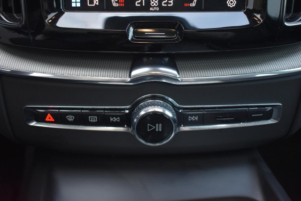 Volvo XC60 T6 350PK Automaat Plug-in Hybrid AWD Plus Dark / Navigatie / 360 Camera / Adaptieve Cruise Control / Stuur & Stoelverwarming / Elektr. Achterklep / Schuifdak / Trekhaak