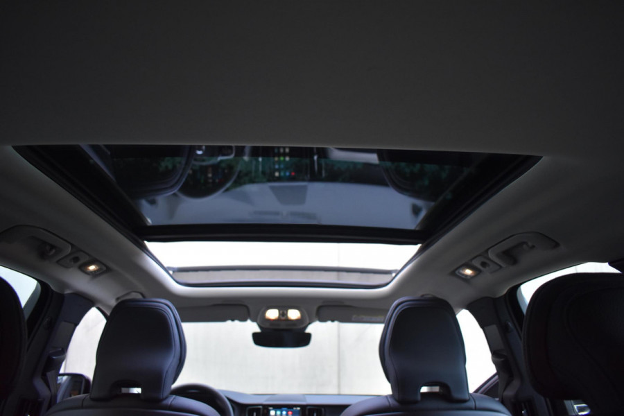 Volvo XC60 T6 350PK Automaat Plug-in Hybrid AWD Plus Dark / Navigatie / 360 Camera / Adaptieve Cruise Control / Stuur & Stoelverwarming / Elektr. Achterklep / Schuifdak / Trekhaak