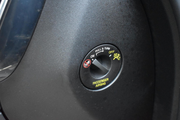 Volvo XC60 T6 350PK Automaat Plug-in Hybrid AWD Plus Dark / Navigatie / 360 Camera / Adaptieve Cruise Control / Stuur & Stoelverwarming / Elektr. Achterklep / Schuifdak / Trekhaak