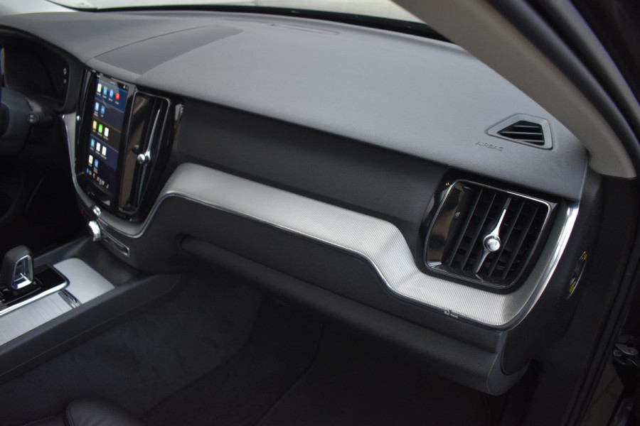 Volvo XC60 T6 350PK Automaat Plug-in Hybrid AWD Plus Dark / Navigatie / 360 Camera / Adaptieve Cruise Control / Stuur & Stoelverwarming / Elektr. Achterklep / Schuifdak / Trekhaak