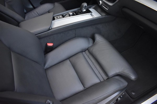 Volvo XC60 T6 350PK Automaat Plug-in Hybrid AWD Plus Dark / Navigatie / 360 Camera / Adaptieve Cruise Control / Stuur & Stoelverwarming / Elektr. Achterklep / Schuifdak / Trekhaak