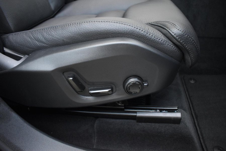 Volvo XC60 T6 350PK Automaat Plug-in Hybrid AWD Plus Dark / Navigatie / 360 Camera / Adaptieve Cruise Control / Stuur & Stoelverwarming / Elektr. Achterklep / Schuifdak / Trekhaak