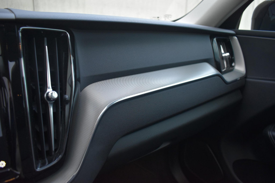 Volvo XC60 T6 350PK Automaat Plug-in Hybrid AWD Plus Dark / Navigatie / 360 Camera / Adaptieve Cruise Control / Stuur & Stoelverwarming / Elektr. Achterklep / Schuifdak / Trekhaak