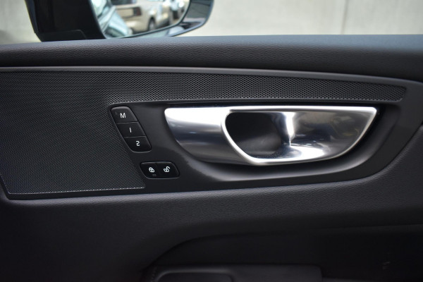 Volvo XC60 T6 350PK Automaat Plug-in Hybrid AWD Plus Dark / Navigatie / 360 Camera / Adaptieve Cruise Control / Stuur & Stoelverwarming / Elektr. Achterklep / Schuifdak / Trekhaak