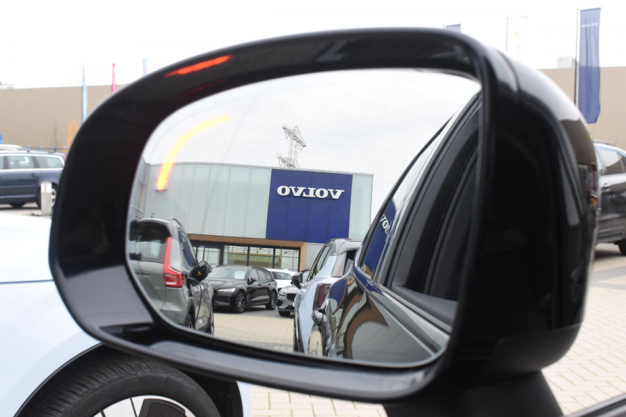 Volvo XC60 T6 350PK Automaat Plug-in Hybrid AWD Plus Dark / Navigatie / 360 Camera / Adaptieve Cruise Control / Stuur & Stoelverwarming / Elektr. Achterklep / Schuifdak / Trekhaak