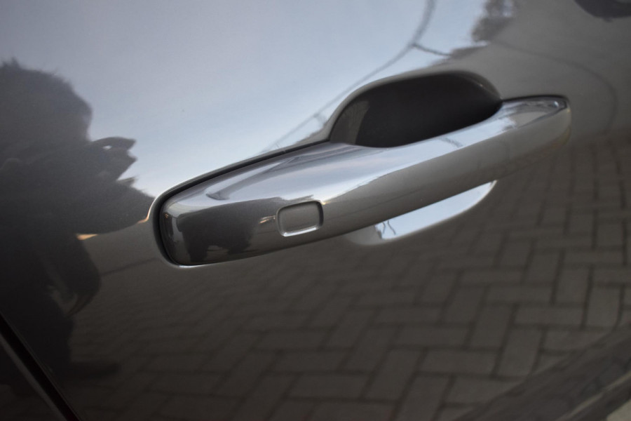 Volvo XC60 T6 350PK Automaat Plug-in Hybrid AWD Plus Dark / Navigatie / 360 Camera / Adaptieve Cruise Control / Stuur & Stoelverwarming / Elektr. Achterklep / Schuifdak / Trekhaak