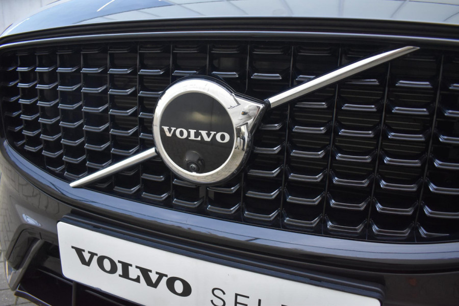 Volvo XC60 T6 350PK Automaat Plug-in Hybrid AWD Plus Dark / Navigatie / 360 Camera / Adaptieve Cruise Control / Stuur & Stoelverwarming / Elektr. Achterklep / Schuifdak / Trekhaak