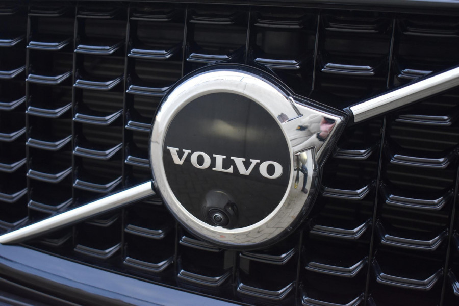 Volvo XC60 T6 350PK Automaat Plug-in Hybrid AWD Plus Dark / Navigatie / 360 Camera / Adaptieve Cruise Control / Stuur & Stoelverwarming / Elektr. Achterklep / Schuifdak / Trekhaak