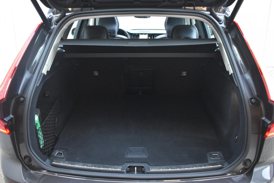 Volvo XC60 T6 350PK Automaat Plug-in Hybrid AWD Plus Dark / Navigatie / 360 Camera / Adaptieve Cruise Control / Stuur & Stoelverwarming / Elektr. Achterklep / Schuifdak / Trekhaak