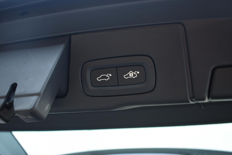 Volvo XC60 T6 350PK Automaat Plug-in Hybrid AWD Plus Dark / Navigatie / 360 Camera / Adaptieve Cruise Control / Stuur & Stoelverwarming / Elektr. Achterklep / Schuifdak / Trekhaak
