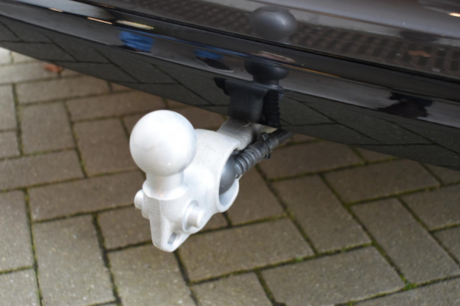 Volvo XC60 T6 350PK Automaat Plug-in Hybrid AWD Plus Dark / Navigatie / 360 Camera / Adaptieve Cruise Control / Stuur & Stoelverwarming / Elektr. Achterklep / Schuifdak / Trekhaak