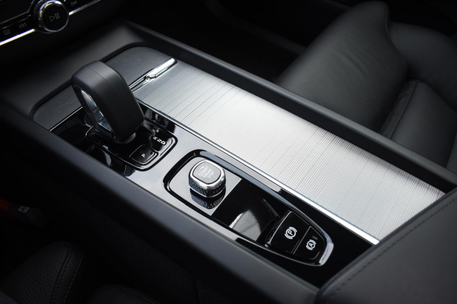 Volvo XC60 T6 350PK Automaat Plug-in Hybrid AWD Plus Dark