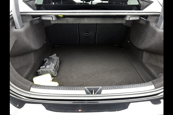 Mercedes-Benz A-Klasse 180 Business Solution Luxury Ledkoplampen | Achteruitrijcamera | Sfeerverlichting | Spiegelpakket. Inclusief 24 maanden Mercedes-Benz Certified garantie voor Europa.