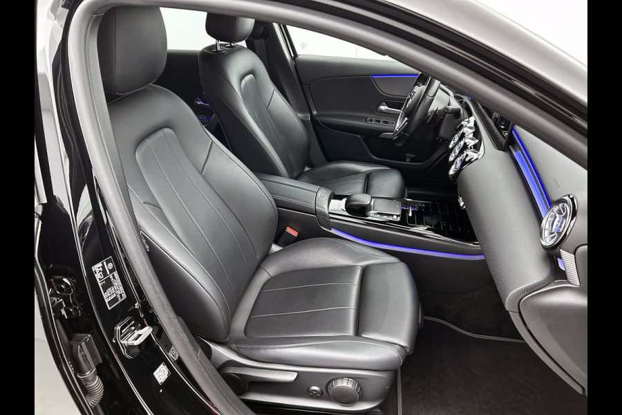 Mercedes-Benz A-Klasse 180 Business Solution Luxury Ledkoplampen | Achteruitrijcamera | Sfeerverlichting | Spiegelpakket. Inclusief 24 maanden Mercedes-Benz Certified garantie voor Europa.