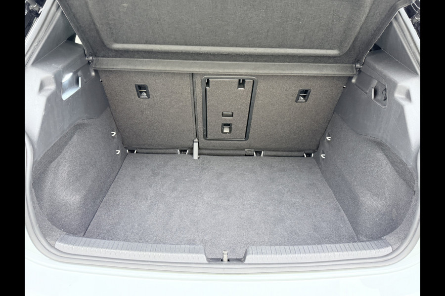 Volkswagen ID.3 First Plus 58kWh Apple Carplay Android Auto Adap.Cruise 19"lm Navi Camera Pdc Stoel+Stuurverwarming Keyless Advanced Matrix Led Led-a.licht Dynamisch Lmv Isofix DAB Privacy Glas Rijstrooksensor soh 86% 1e Eigenaar Origineel Nederlandse Auto Nieuwprijs €43.675,-