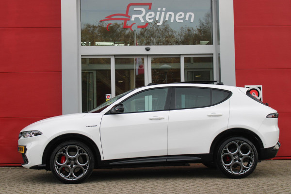 Alfa Romeo Tonale 1.5T 160PK Hybrid VELOCE | PANORAMISCH SCHUIF/KANTEL DAK | PREMIUM PACK: LEDEREN BEKLEDING/GEVENTILEERDE VOORSTOELEN/4-VOUDIG ELEKTRISCH VERSTELBARE LENDESTEUN VOORSTOELEN/HOOGGLANS ZWARTE RAAMOMLIJSTING/AMBIENT LIGHTING | TECHNOLOGY PACK: PARKEERWAARSCHUWING VOOR EN ACHTER/360° CAMERA/AUTOMATISCH INPARKEREN/ AUTONOMOUS DRIVING LEVEL 2: ADAPTIVE CRUISE CONTROL/LANE CENTERING ASSIST/TRAFFIC JAM ASSIST DODEHOEK DETECTIE AUTOMATISCH DIMMENDE BUITENSPIEGELS ELEKTRISCH BEDIENBARE ACHTERKLEP | WINTERPACK: STOELVERWARMING VOOR/STUURVERWARMING/VERWARMBARE RUITENSPROEIERS | HAR
