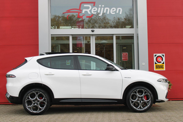 Alfa Romeo Tonale 1.5T 160PK Hybrid VELOCE | PANORAMISCH SCHUIF/KANTEL DAK | PREMIUM PACK: LEDEREN BEKLEDING/GEVENTILEERDE VOORSTOELEN/4-VOUDIG ELEKTRISCH VERSTELBARE LENDESTEUN VOORSTOELEN/HOOGGLANS ZWARTE RAAMOMLIJSTING/AMBIENT LIGHTING | TECHNOLOGY PACK: PARKEERWAARSCHUWING VOOR EN ACHTER/360° CAMERA/AUTOMATISCH INPARKEREN/ AUTONOMOUS DRIVING LEVEL 2: ADAPTIVE CRUISE CONTROL/LANE CENTERING ASSIST/TRAFFIC JAM ASSIST DODEHOEK DETECTIE AUTOMATISCH DIMMENDE BUITENSPIEGELS ELEKTRISCH BEDIENBARE ACHTERKLEP | WINTERPACK: STOELVERWARMING VOOR/STUURVERWARMING/VERWARMBARE RUITENSPROEIERS | HAR