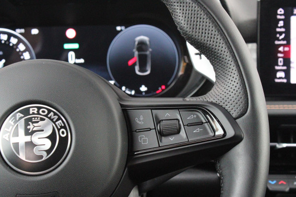 Alfa Romeo Tonale 1.5T 160PK Hybrid VELOCE | PANORAMISCH SCHUIF/KANTEL DAK | PREMIUM PACK: LEDEREN BEKLEDING/GEVENTILEERDE VOORSTOELEN/4-VOUDIG ELEKTRISCH VERSTELBARE LENDESTEUN VOORSTOELEN/HOOGGLANS ZWARTE RAAMOMLIJSTING/AMBIENT LIGHTING | TECHNOLOGY PACK: PARKEERWAARSCHUWING VOOR EN ACHTER/360° CAMERA/AUTOMATISCH INPARKEREN/ AUTONOMOUS DRIVING LEVEL 2: ADAPTIVE CRUISE CONTROL/LANE CENTERING ASSIST/TRAFFIC JAM ASSIST DODEHOEK DETECTIE AUTOMATISCH DIMMENDE BUITENSPIEGELS ELEKTRISCH BEDIENBARE ACHTERKLEP | WINTERPACK: STOELVERWARMING VOOR/STUURVERWARMING/VERWARMBARE RUITENSPROEIERS | HAR