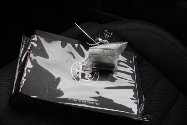 Alfa Romeo Tonale 1.5T 160PK Hybrid VELOCE | PANORAMISCH SCHUIF/KANTEL DAK | PREMIUM PACK: LEDEREN BEKLEDING/GEVENTILEERDE VOORSTOELEN/4-VOUDIG ELEKTRISCH VERSTELBARE LENDESTEUN VOORSTOELEN/HOOGGLANS ZWARTE RAAMOMLIJSTING/AMBIENT LIGHTING | TECHNOLOGY PACK: PARKEERWAARSCHUWING VOOR EN ACHTER/360° CAMERA/AUTOMATISCH INPARKEREN/ AUTONOMOUS DRIVING LEVEL 2: ADAPTIVE CRUISE CONTROL/LANE CENTERING ASSIST/TRAFFIC JAM ASSIST DODEHOEK DETECTIE AUTOMATISCH DIMMENDE BUITENSPIEGELS ELEKTRISCH BEDIENBARE ACHTERKLEP | WINTERPACK: STOELVERWARMING VOOR/STUURVERWARMING/VERWARMBARE RUITENSPROEIERS | HAR