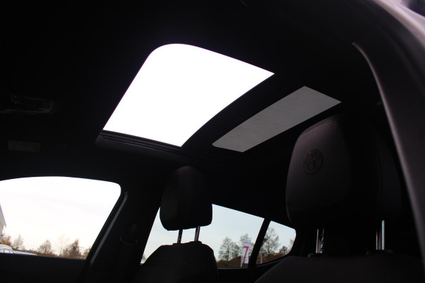 Alfa Romeo Tonale 1.5T 160PK Hybrid VELOCE | PANORAMISCH SCHUIF/KANTEL DAK | PREMIUM PACK: LEDEREN BEKLEDING/GEVENTILEERDE VOORSTOELEN/4-VOUDIG ELEKTRISCH VERSTELBARE LENDESTEUN VOORSTOELEN/HOOGGLANS ZWARTE RAAMOMLIJSTING/AMBIENT LIGHTING | TECHNOLOGY PACK: PARKEERWAARSCHUWING VOOR EN ACHTER/360° CAMERA/AUTOMATISCH INPARKEREN/ AUTONOMOUS DRIVING LEVEL 2: ADAPTIVE CRUISE CONTROL/LANE CENTERING ASSIST/TRAFFIC JAM ASSIST DODEHOEK DETECTIE AUTOMATISCH DIMMENDE BUITENSPIEGELS ELEKTRISCH BEDIENBARE ACHTERKLEP | WINTERPACK: STOELVERWARMING VOOR/STUURVERWARMING/VERWARMBARE RUITENSPROEIERS | HAR