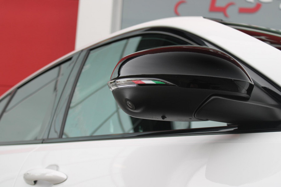 Alfa Romeo Tonale 1.5T 160PK Hybrid VELOCE | PANORAMISCH SCHUIF/KANTEL DAK | PREMIUM PACK: LEDEREN BEKLEDING/GEVENTILEERDE VOORSTOELEN/4-VOUDIG ELEKTRISCH VERSTELBARE LENDESTEUN VOORSTOELEN/HOOGGLANS ZWARTE RAAMOMLIJSTING/AMBIENT LIGHTING | TECHNOLOGY PACK: PARKEERWAARSCHUWING VOOR EN ACHTER/360° CAMERA/AUTOMATISCH INPARKEREN/ AUTONOMOUS DRIVING LEVEL 2: ADAPTIVE CRUISE CONTROL/LANE CENTERING ASSIST/TRAFFIC JAM ASSIST DODEHOEK DETECTIE AUTOMATISCH DIMMENDE BUITENSPIEGELS ELEKTRISCH BEDIENBARE ACHTERKLEP | WINTERPACK: STOELVERWARMING VOOR/STUURVERWARMING/VERWARMBARE RUITENSPROEIERS | HAR