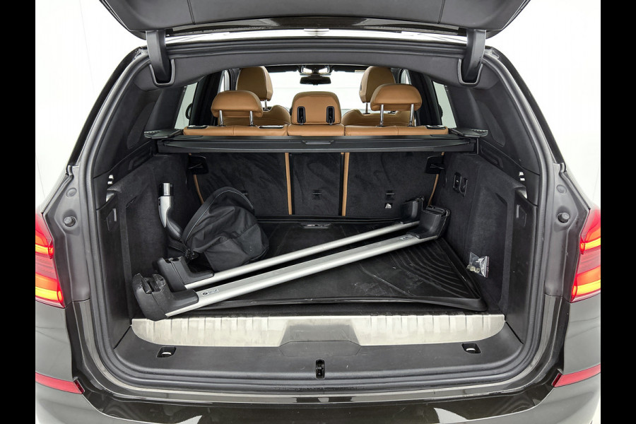 BMW X3 xDrive30e eDrive Edition Panoramadak / Trekhaak / Leder-Sport / Pdc+Camera / Stoel-Stuurverwarming / Harman Kardon / NL auto / Apk 09-2026