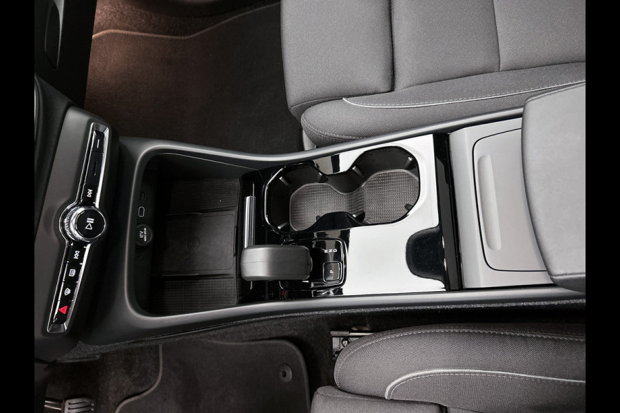 Volvo C40 Recharge Plus 69 kWh SOH 95% / Panoramadak / Trekhaak / Camera / Stoel-Stuurverwarming / Navigatie / Radio-multimedia / Apk 01-2027