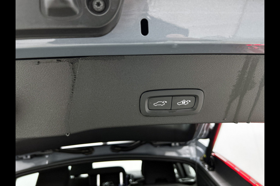 Volvo C40 Recharge Plus 69 kWh SOH 95% / Panoramadak / Trekhaak / Camera / Stoel-Stuurverwarming / Navigatie / Radio-multimedia / Apk 01-2027