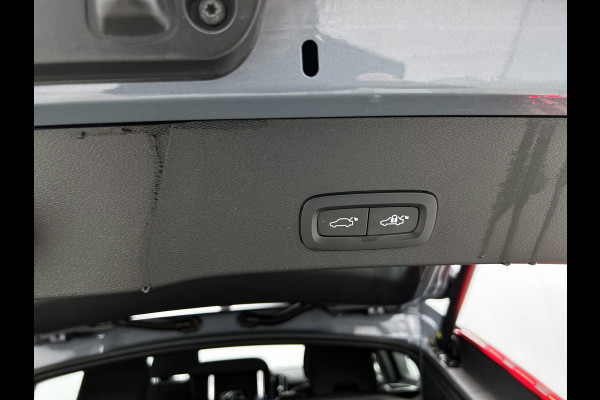 Volvo C40 Recharge Plus 69 kWh SOH 95% / Panoramadak / Trekhaak / Camera / Stoel-Stuurverwarming / Navigatie / Radio-multimedia / Apk 01-2027