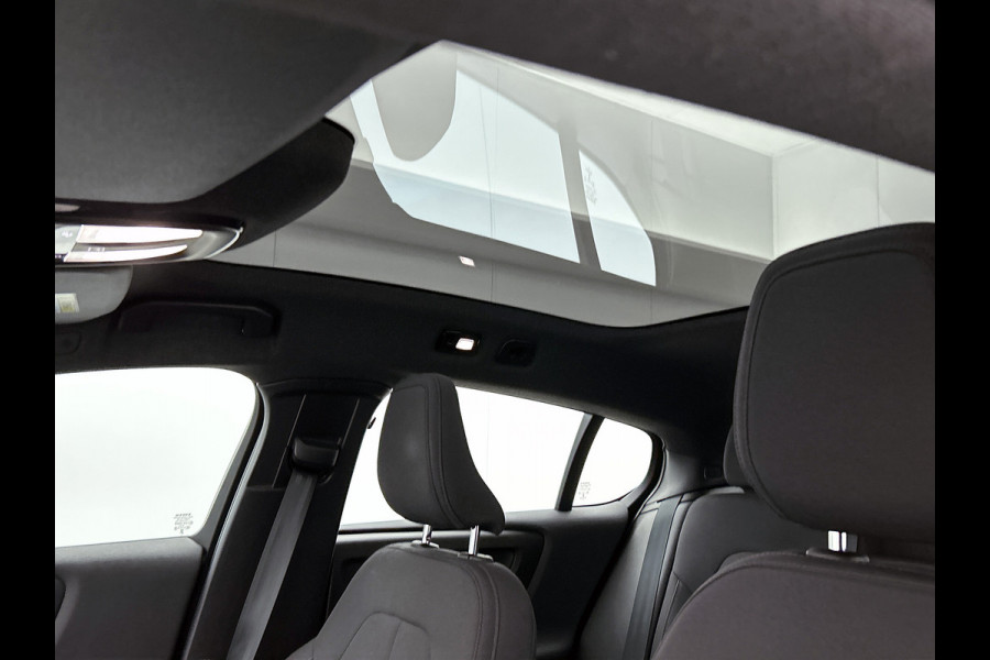 Volvo C40 Recharge Plus 69 kWh SOH 95% / Panoramadak / Trekhaak / Camera / Stoel-Stuurverwarming / Navigatie / Radio-multimedia / Apk 01-2027