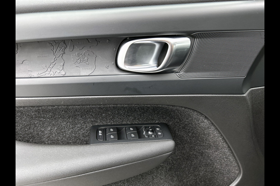 Volvo C40 Recharge Plus 69 kWh SOH 95% / Panoramadak / Trekhaak / Camera / Stoel-Stuurverwarming / Navigatie / Radio-multimedia / Apk 01-2027