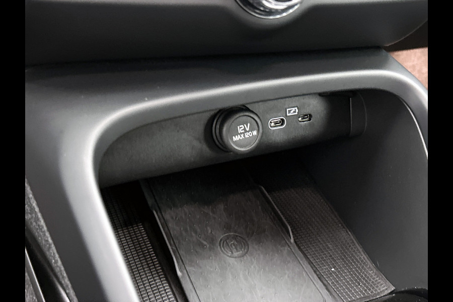 Volvo C40 Recharge Plus 69 kWh SOH 95% / Panoramadak / Trekhaak / Camera / Stoel-Stuurverwarming / Navigatie / Radio-multimedia / Apk 01-2027