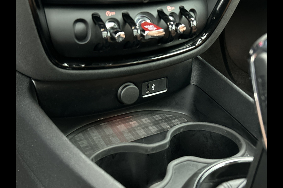 MINI Clubman 1.5 136Pk Automaat Cooper Edition / Panoramadak / Airco-ecc./ Navigatie / Leder / Xenon / Apk 08-2026