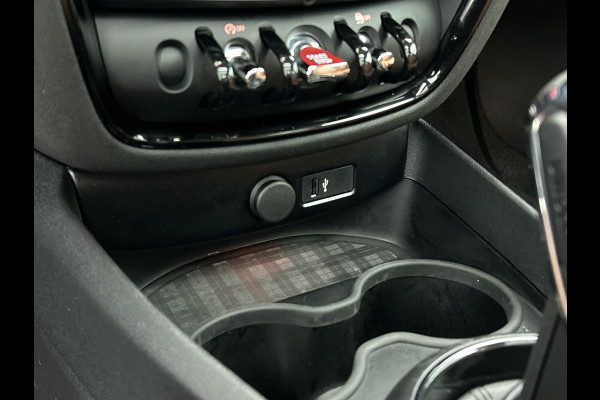MINI Clubman 1.5 136Pk Automaat Cooper Edition / Panoramadak / Airco-ecc./ Navigatie / Leder / Xenon / Apk 08-2026