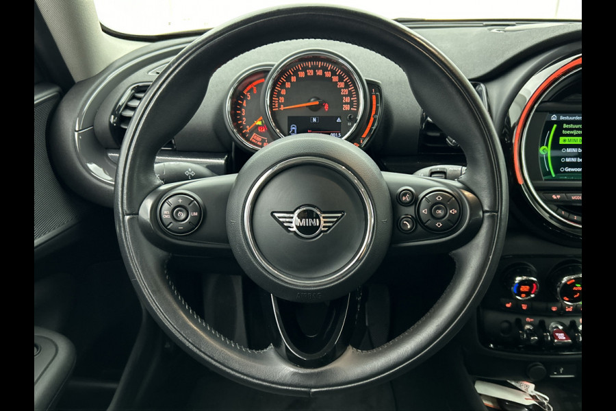 MINI Clubman 2.0D 150PK Cooper Business Edition / Airco-ecc./ Stoelverwarming / Navigatie / Trekhaak / Dab / Pdc. A / Radio multimedia / Apk 04-2026
