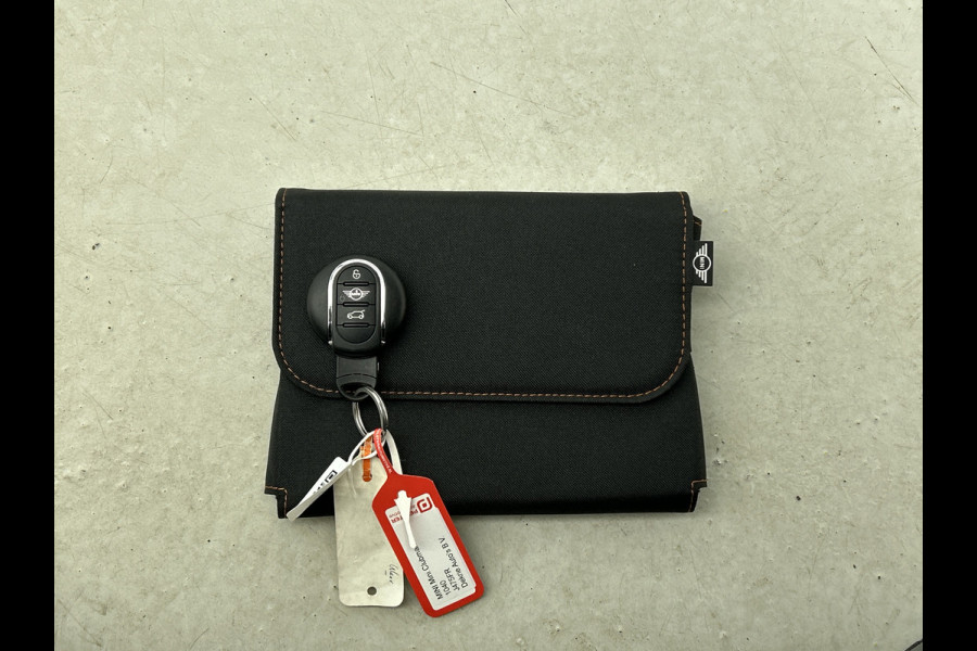 MINI Clubman 2.0D 150PK Cooper Business Edition / Airco-ecc./ Stoelverwarming / Navigatie / Trekhaak / Dab / Pdc. A / Radio multimedia / Apk 04-2026