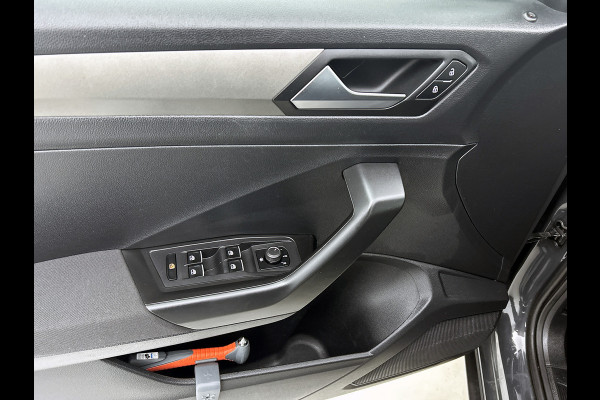 Volkswagen T-Roc 1.0 TSI Style / Navi / Adap-cruise / Trekhaak / Roofrail / Lmv 16" / Multimedia / Apk 02-2026