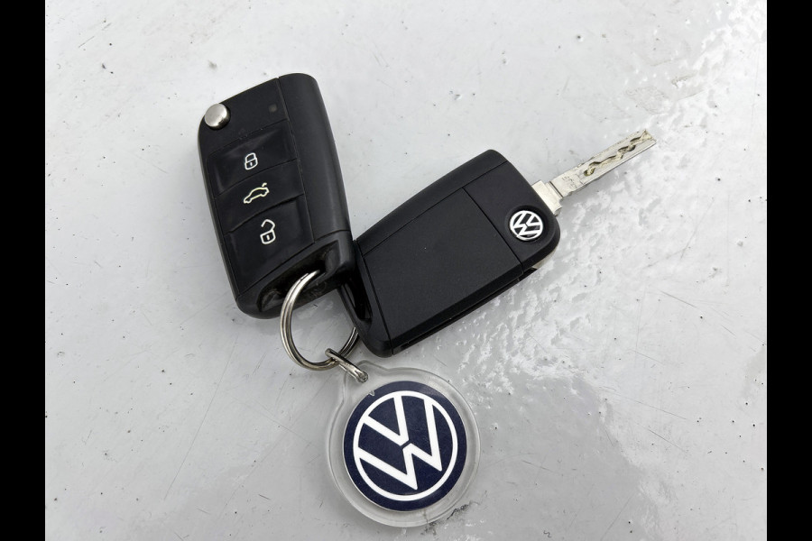 Volkswagen T-Roc 1.0 TSI Style / Navi / Adap-cruise / Trekhaak / Roofrail / Lmv 16" / Multimedia / Apk 02-2026