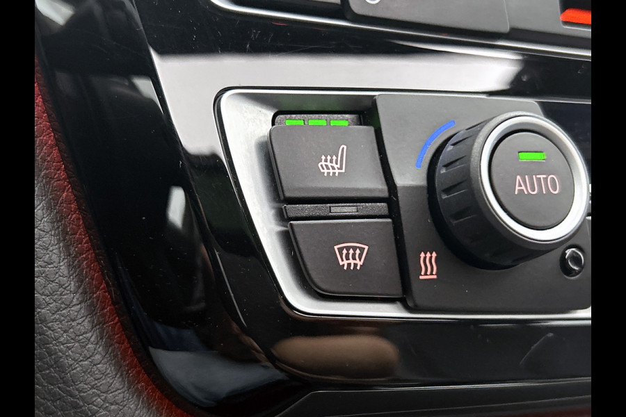 BMW 3 Serie Touring 318i M Sport Automaat Corporate / Panoramadak / Leder-sport / Camera / Navigatie / M-Sport plus - Parking - Media Pack / Apk nieuw