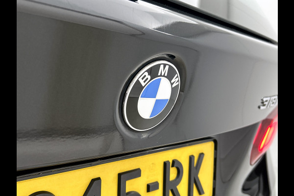 BMW 3 Serie Touring 318i M Sport Automaat Corporate / Panoramadak / Leder-sport / Camera / Navigatie / M-Sport plus - Parking - Media Pack / Apk nieuw