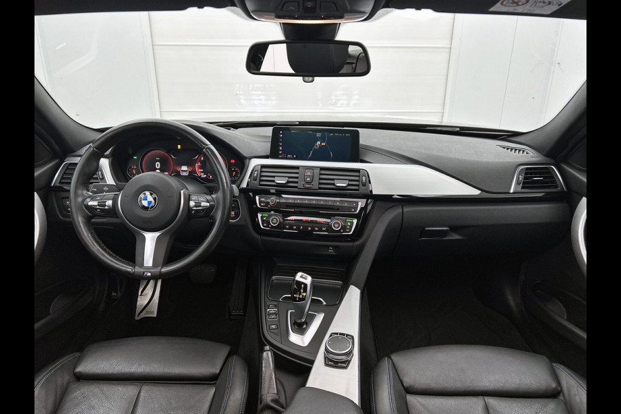 BMW 3 Serie Touring 318i M Sport Automaat Corporate / Panoramadak / Leder-sport / Camera / Navigatie / M-Sport plus - Parking - Media Pack / Apk nieuw