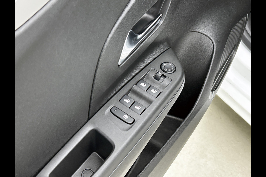 Opel Corsa 1.2 Edition / Trekhaak / Distributie bij 104dkm.vervangen / Airco / Pdc. / Navigatie / Edition+Licht-Zicht Pakket / Apk 03-2027