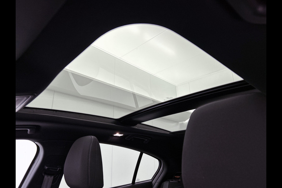 Ford Focus 1.5 Automaat 150PK Active X 5Drs. / Panorama dak / B&O Audio / Pdc.+Camera / Navigatie / Airco-ecc. / Apk 01-2027